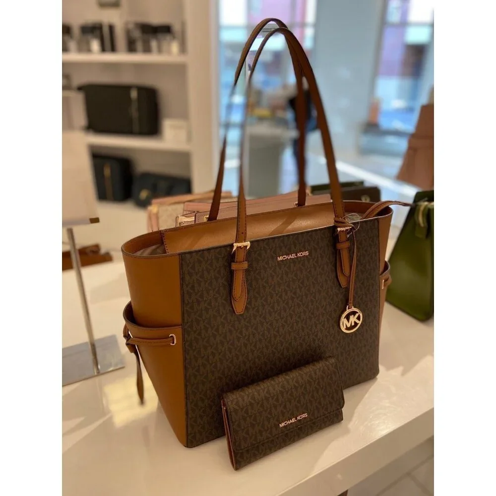 Michael Kors tote gilly large drawstring travel  purse and trifold bundle - Picture 11 of 11